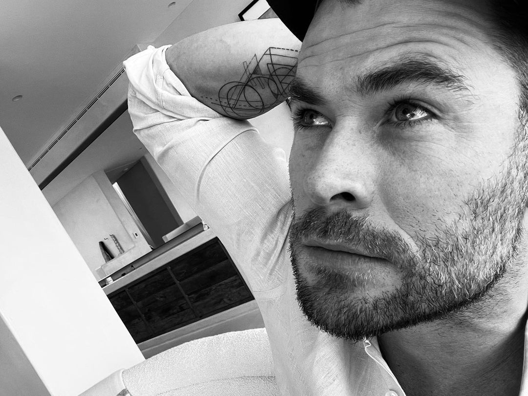 Nova tatuagem de Chris Hemsworth feita por Dillon Forte