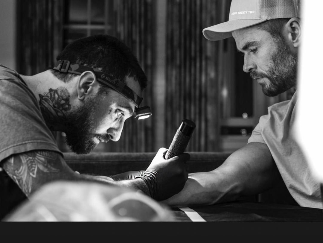 Chris Hemsworth e Dillon Forte em sessão de tatuagem 