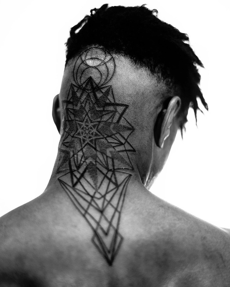 Tatuagem no pescoço de Usher feita por Dillon Forte