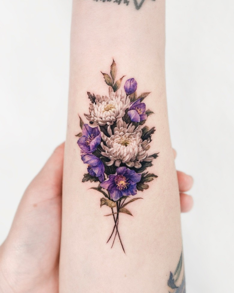 Tatuagem de Flores feita por Dong Hwa Kim