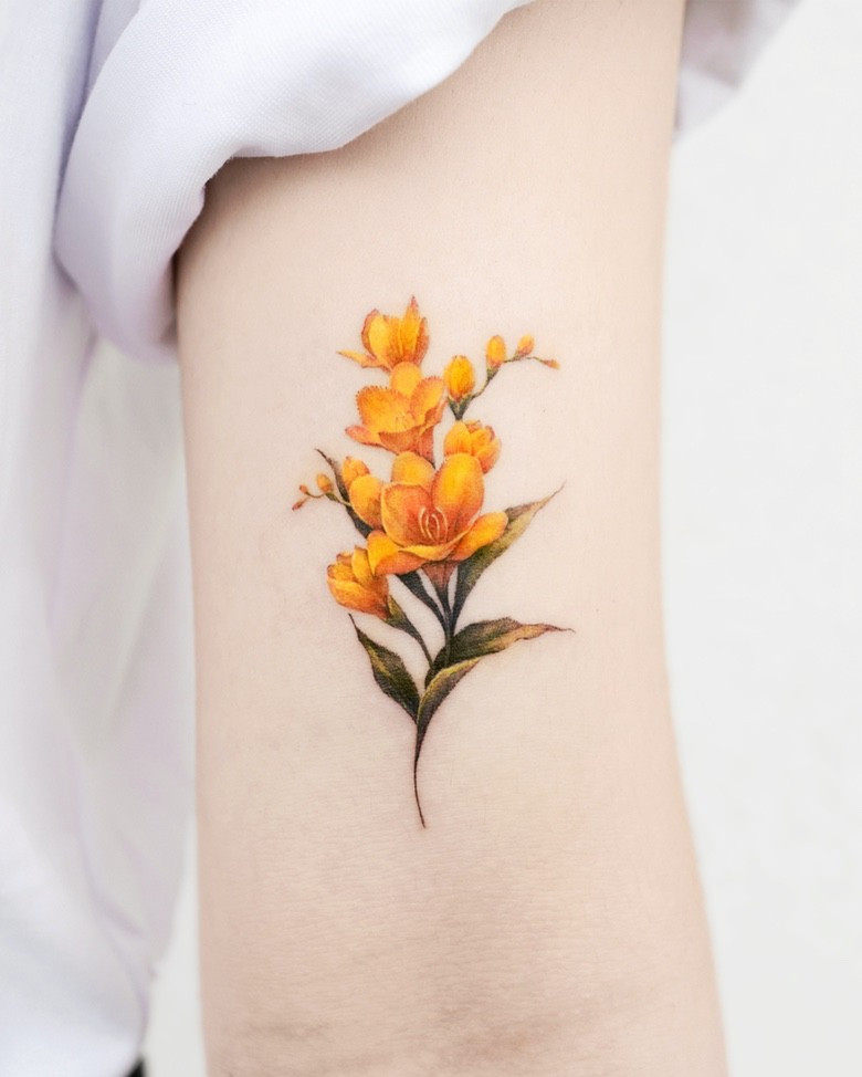 Tatuagem de Flores feita por Dong Hwa Kim