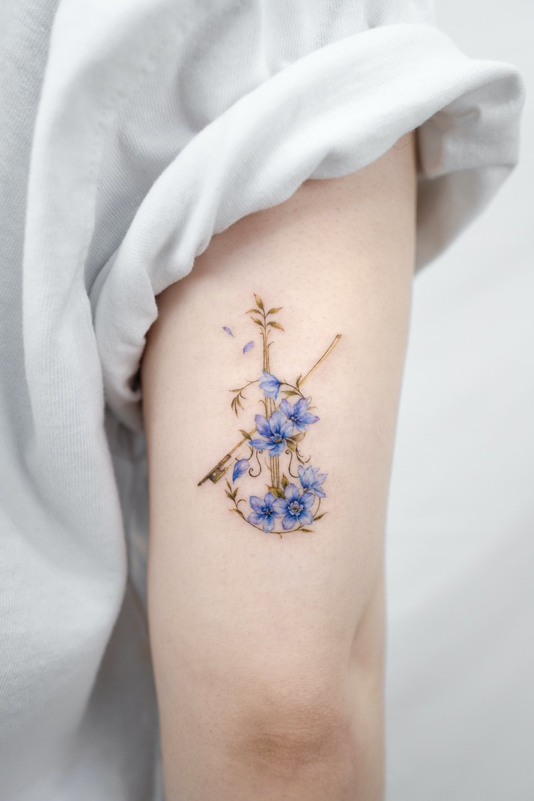 Tatuagem de Flores feita por Dong Hwa Kim