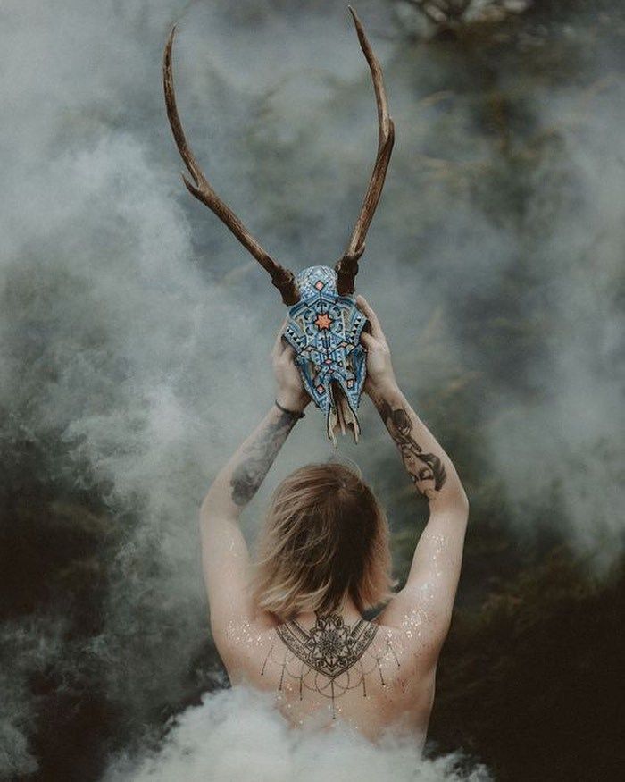 Tatuagem: @hola_holson Crânios: @hola_holson Fotografias por: @pagan.poems Maquiagem: @kasiaj85