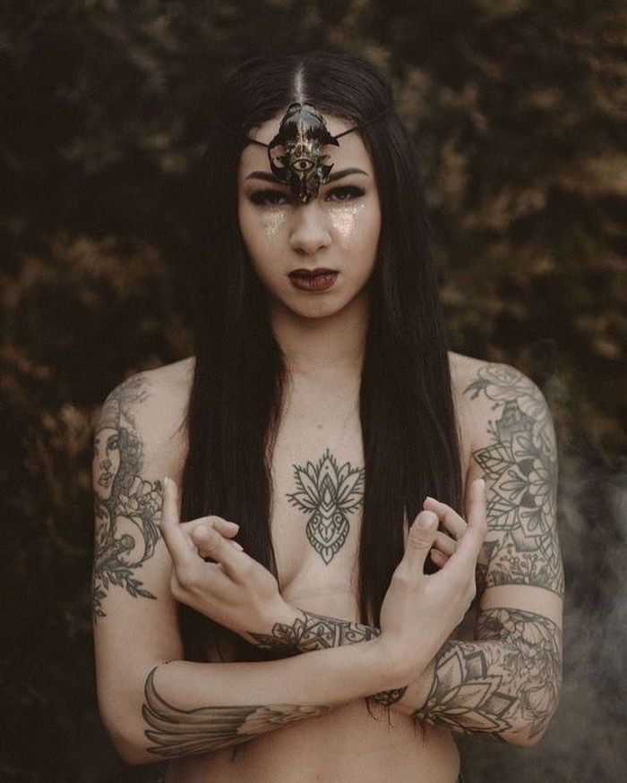 Tatuagem: @hola_holson Crânios: @hola_holson Fotografias por: @pagan.poems Maquiagem: @kasiaj85