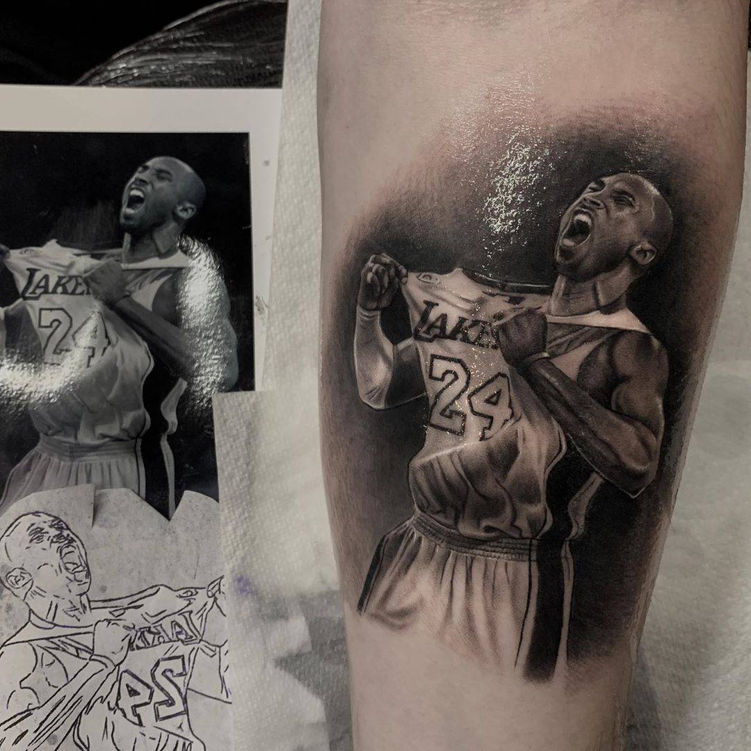 Artista de tatuagem Ash Lewis, tatuagem preta e cinza realista de Kobe Bryant