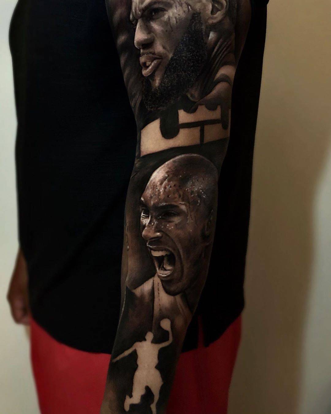 Artista de tatuagem GANGA, tatuagem preta e cinza realista de Kobe Bryant