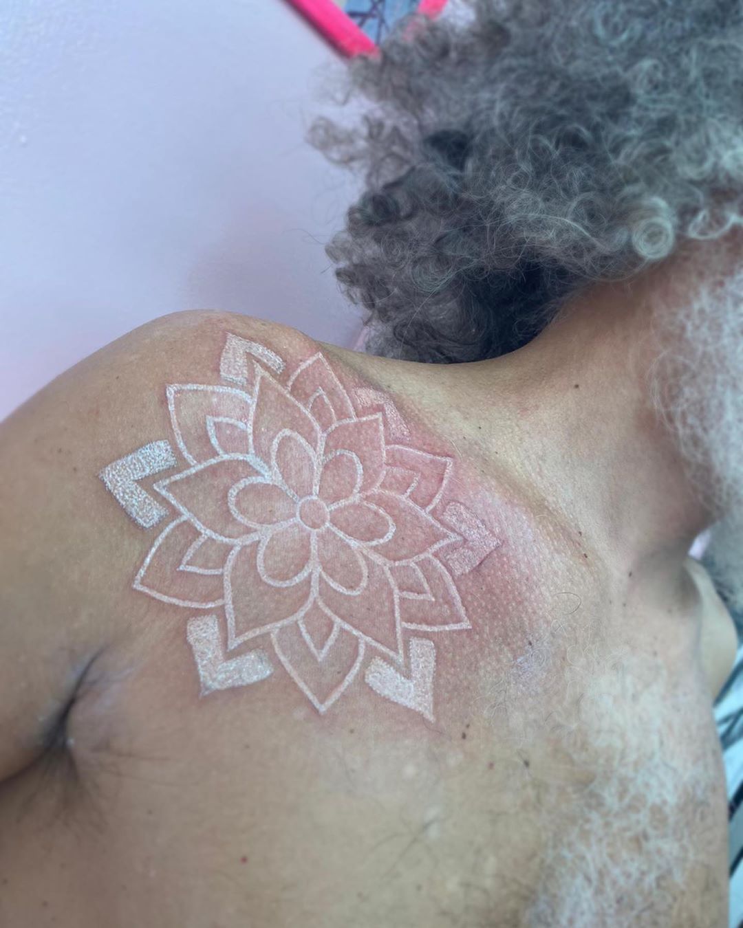 Tatuagem com tinta branca | Artista de tatuagem @posichiara