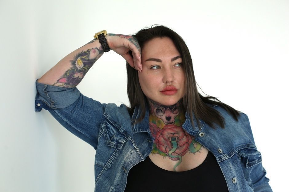 Modelo de tatuagem, treinador personal, nutricionista e produtor de informações - Yaroslava Naumenko