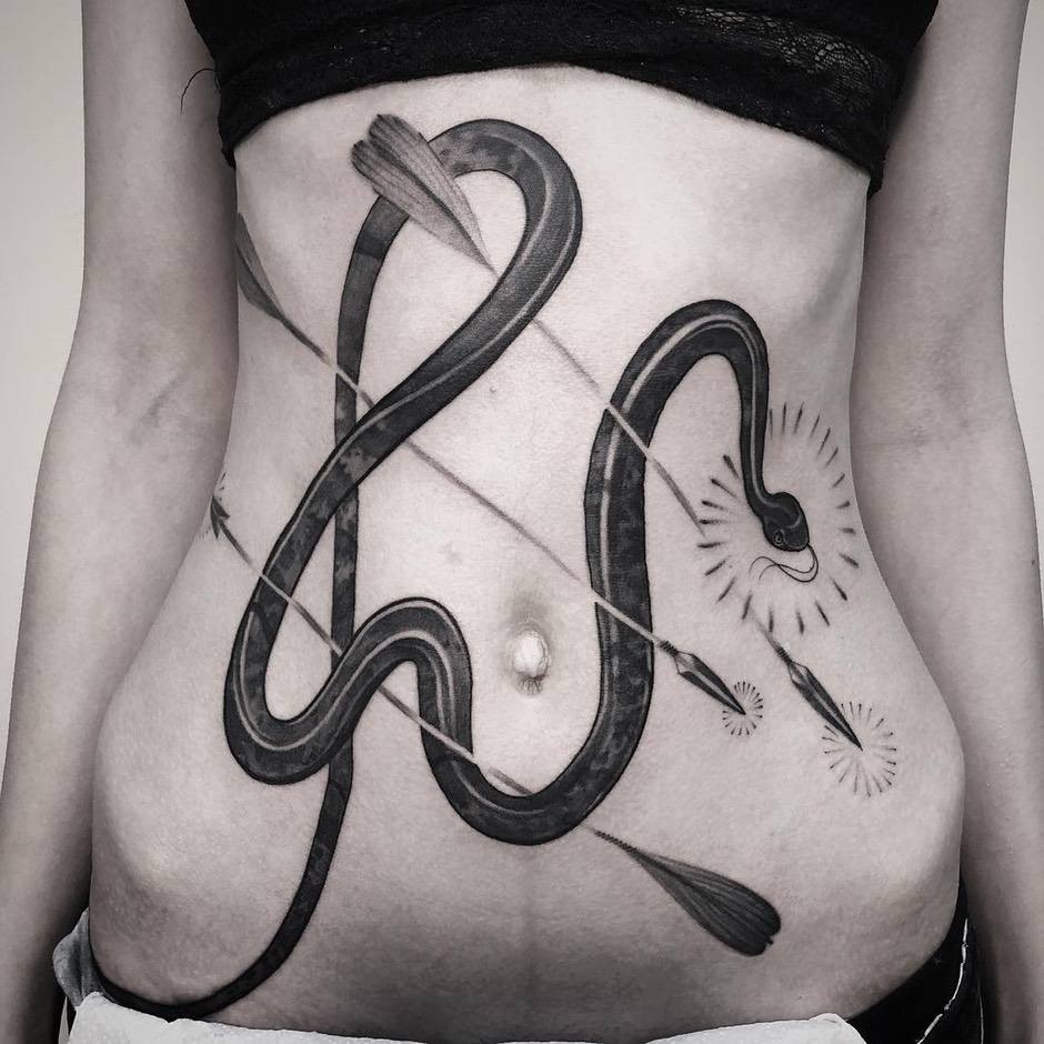 Artista de tatuagem Zhenya Remova, tatuagem em preto, design gráfico | Rússia