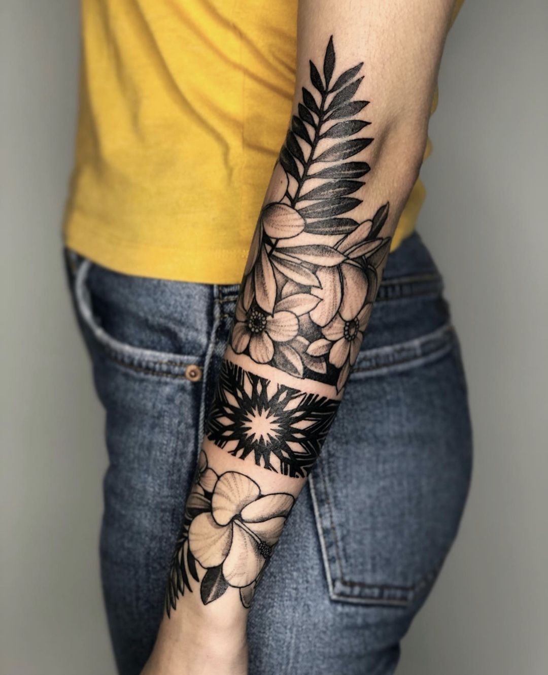 15 Stunning negative space flower tattoo designs