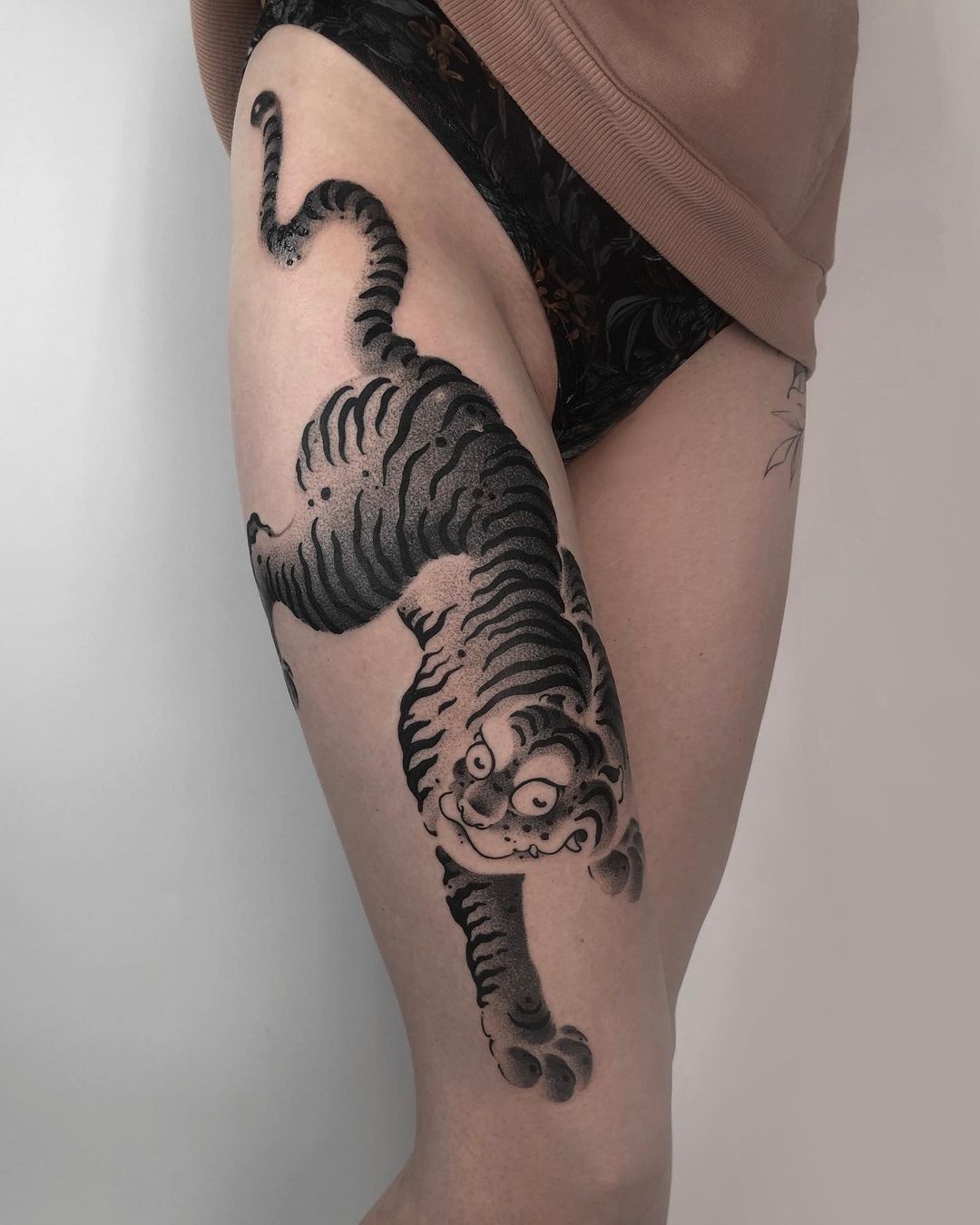Art on Tumblr: Amazing artist Alex Young @alexyoungtattoo awesome orange  eyes Siberian tiger flowers arm tattoo!
