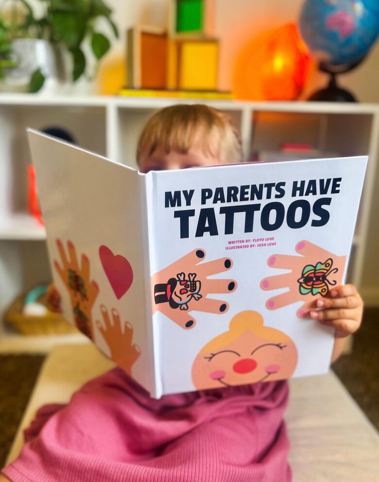 «У моих родителей есть тату»: в Колорадо вышла необычная детская книга