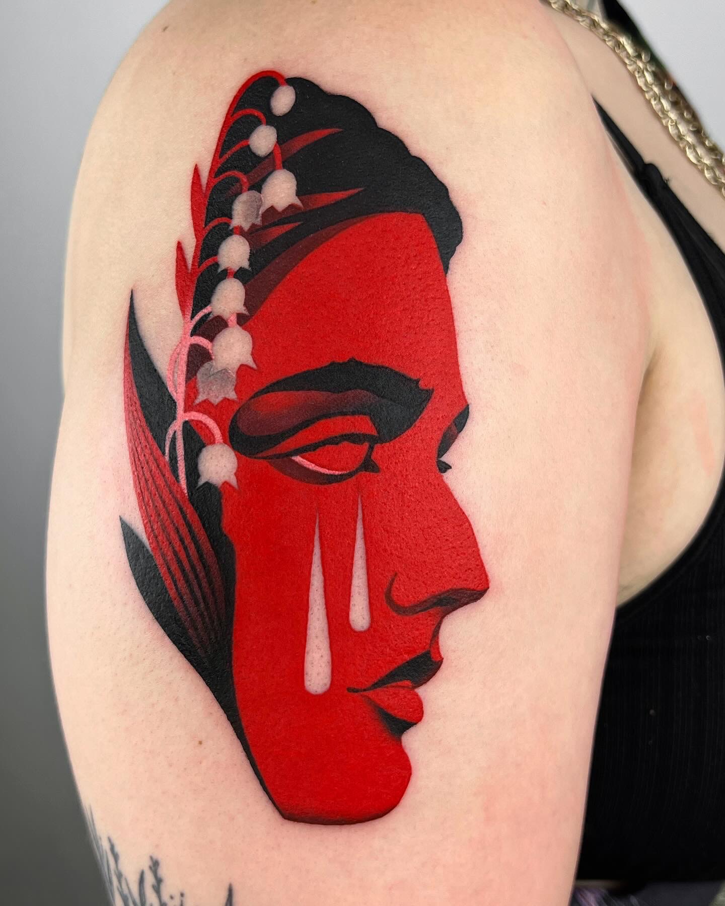 마라덴의 검정과 빨간색 타투