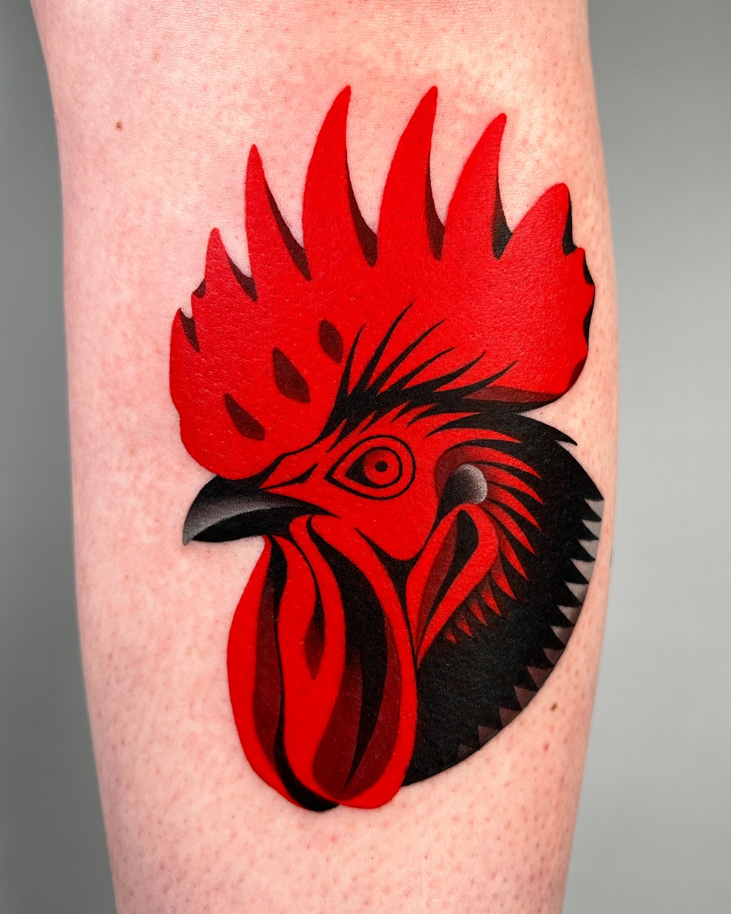 마라던의 검정과 빨간색 타투