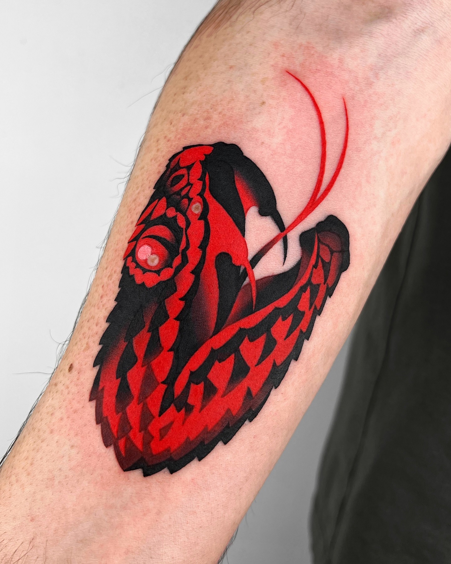 마라던의 검은색과 빨간색 터치