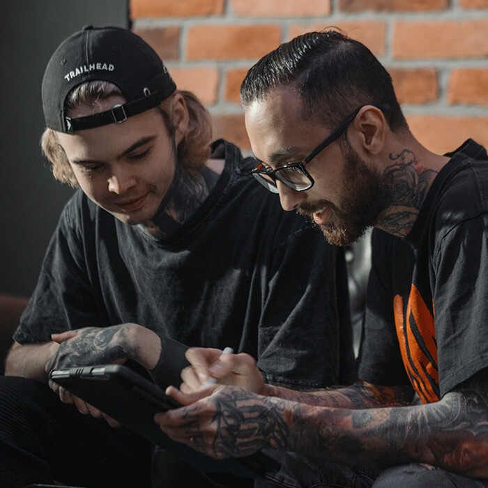 процесс консультации перед сеансом в Blackout Tattoo Collective