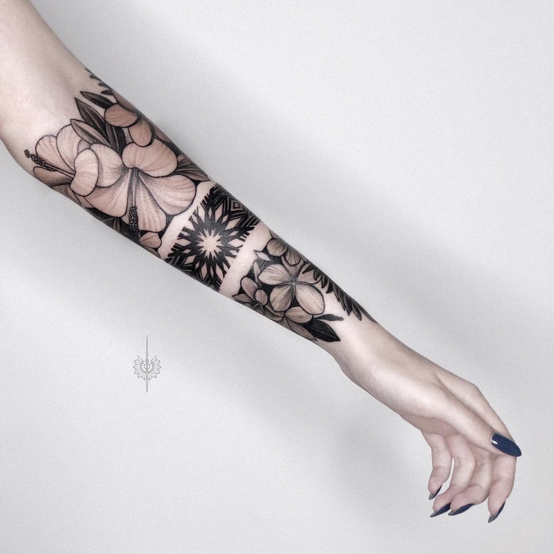 flowers tattoo | Style tatouage, Manchette tatouage femme, Tatouage avant  bras femme