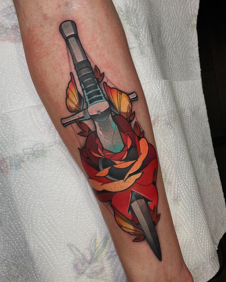 татуировка меч в неотрадиции - мастер Саша Акулов