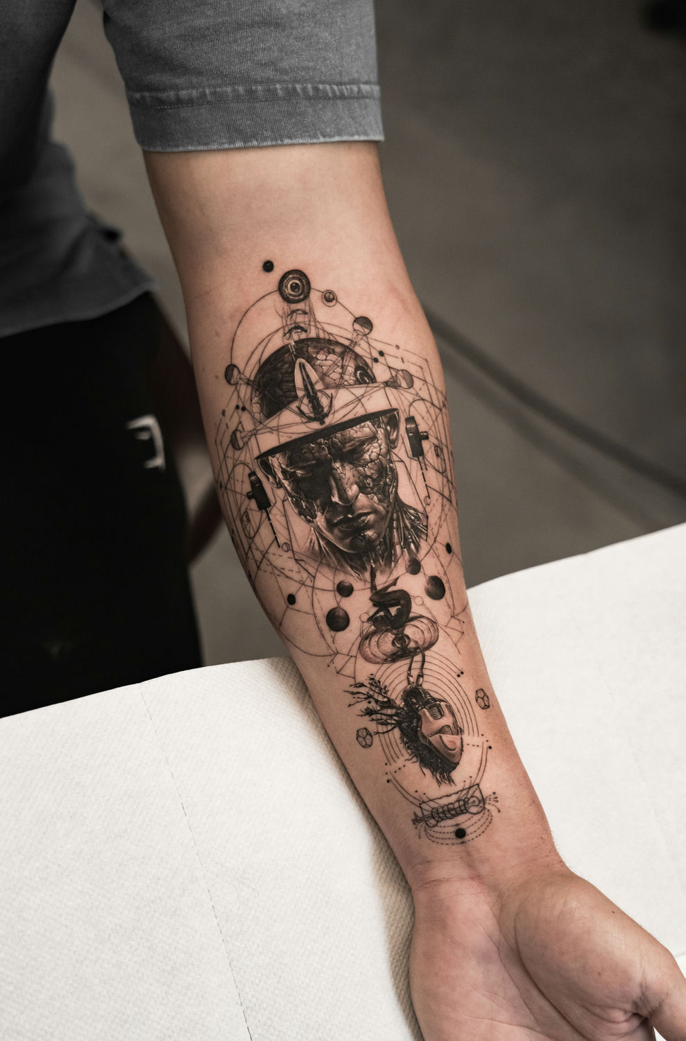 Tattoo artist Arlen Bellotti