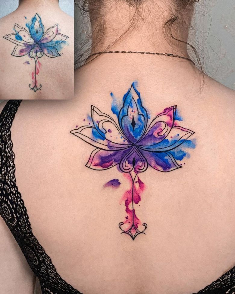 Акварельная женская татуировка на спине