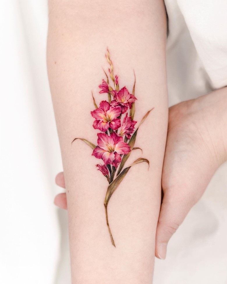 Dong Hwa Kim's flower tattoo