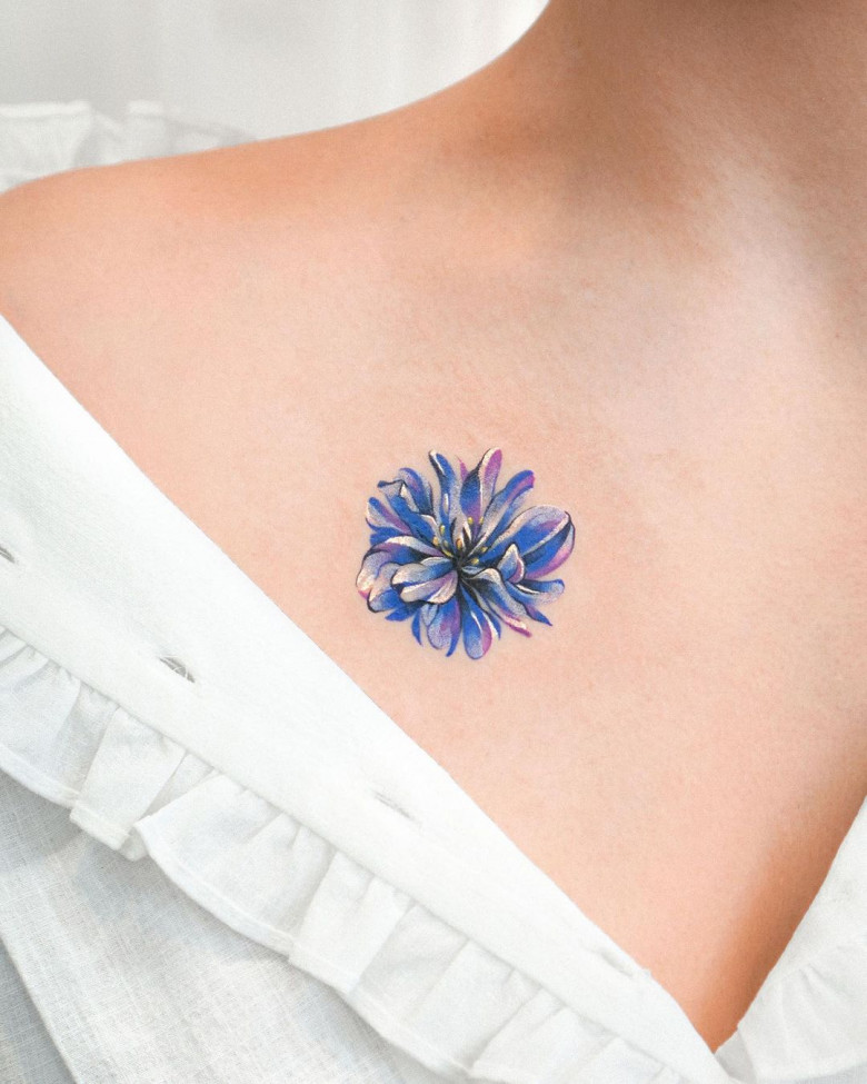 Micro-realistic daisy flower tattoo located on the