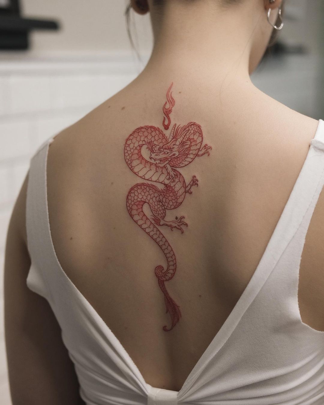 Тату с красным драконом на спине для девушки