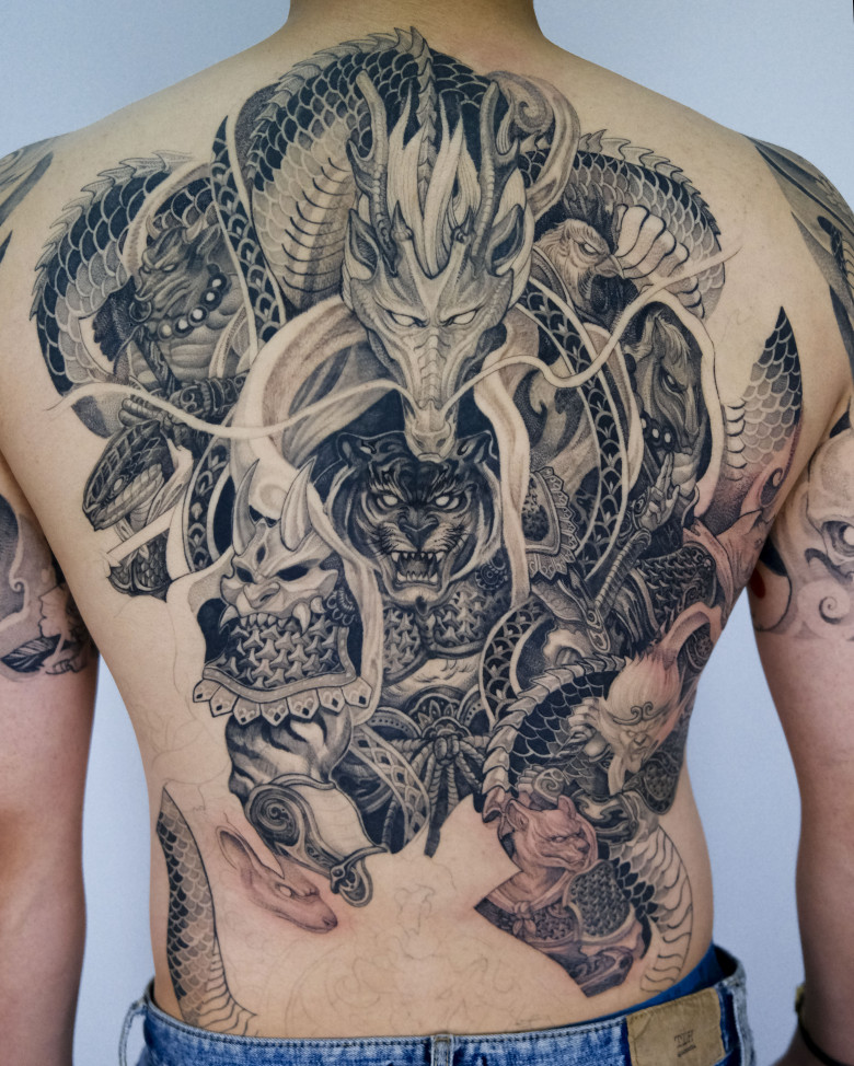 My dragon tattoo, got it three weeks ago during my (first) trip in Tokyo.  Twelve hours session : r/irezumi