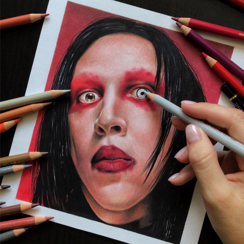 Мерлин Менсон портрет в реализме цветными каранадашами