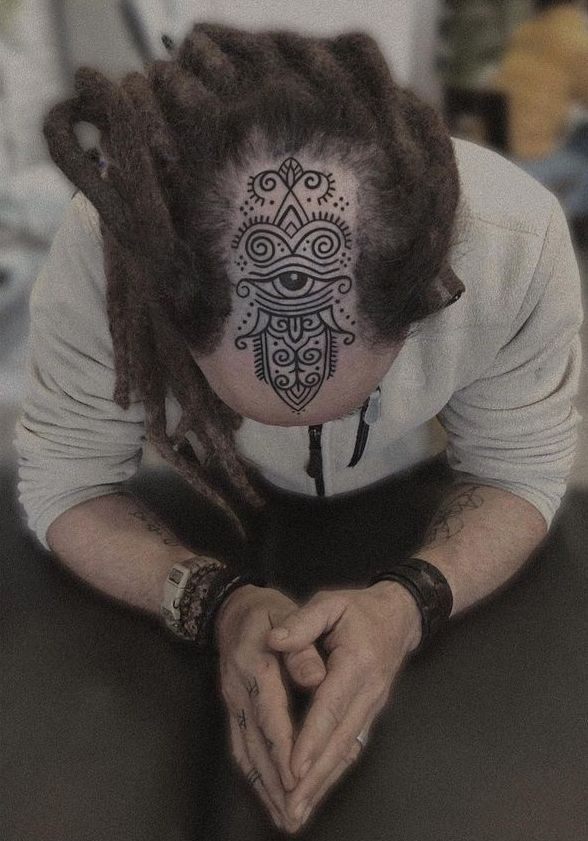 Tattoo artist Xéu Jean
