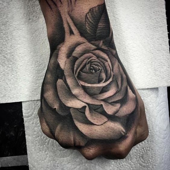 Татуировки на руке розы для девушек (69 фото)