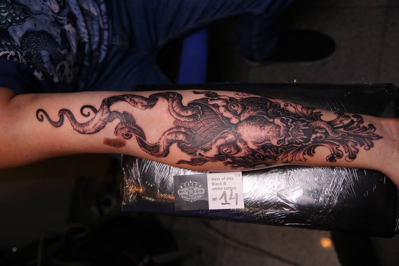 Best of Day Черно-белая татуировка 1-го дня - Антон Тычков