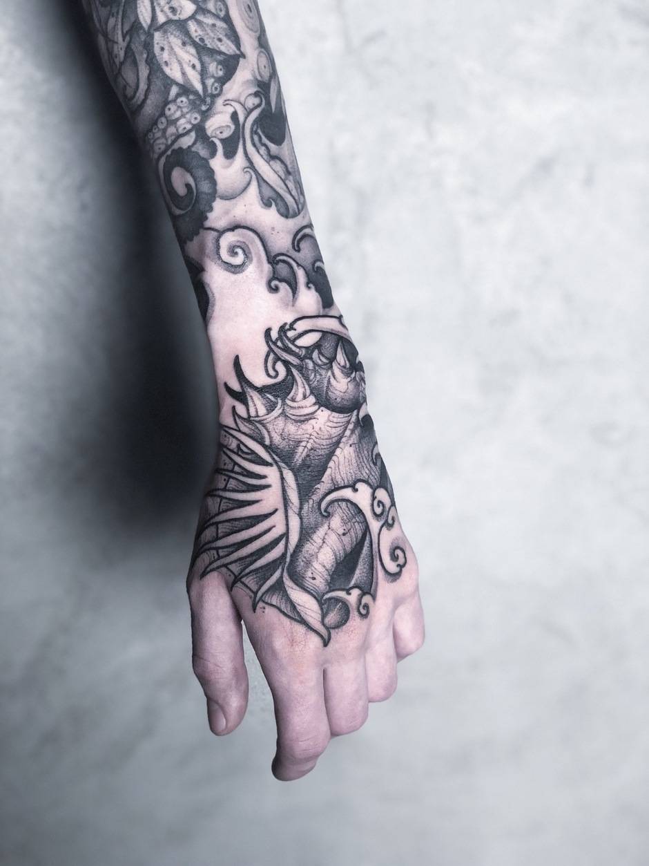 Тату мастер Саша Кот, черно-белая татуировка, графика | Студия Кольня, Вологда, Россия