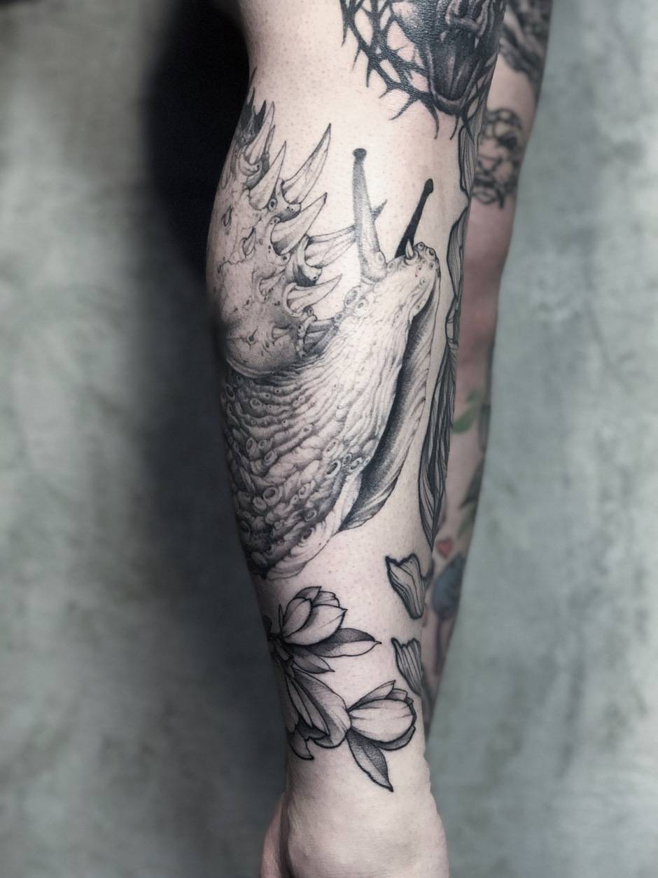 Тату мастер Саша Кот, черно-белая татуировка, графика | Студия Кольня, Вологда, Россия