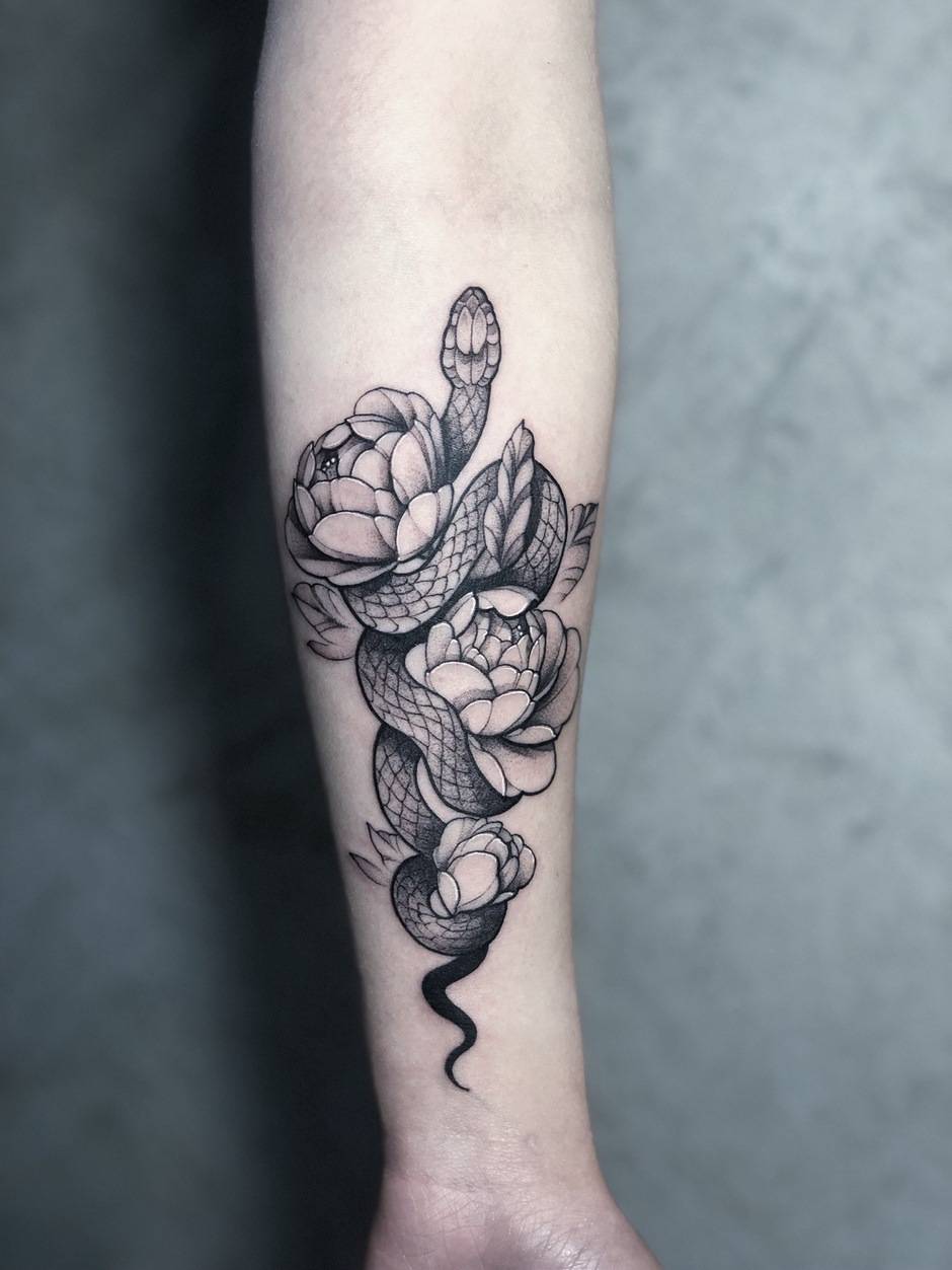 Тату мастер Саша Кот, черно-белая татуировка, графика | Студия Кольня, Вологда, Россия