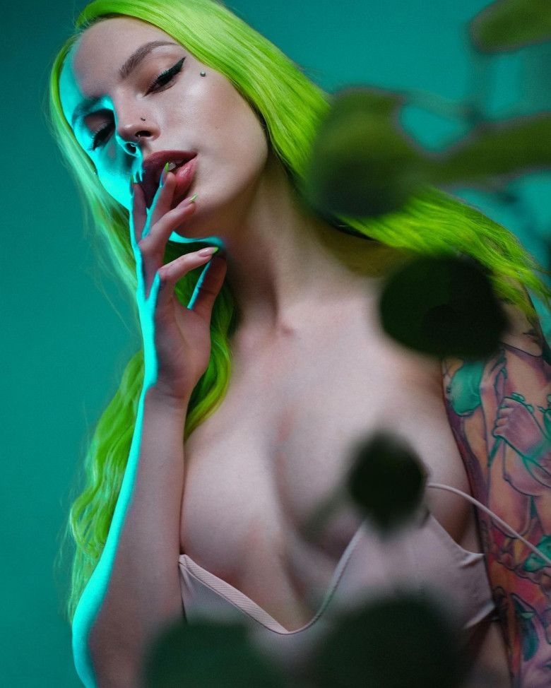 明亮活泼的 tattoo 模型 Hellia Rite