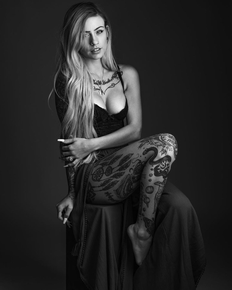 12张令人惊叹的美丽纹身瘦女孩Dom的照片