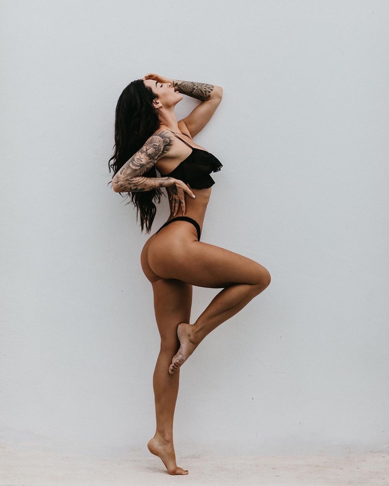 纹身健身模特 - 她