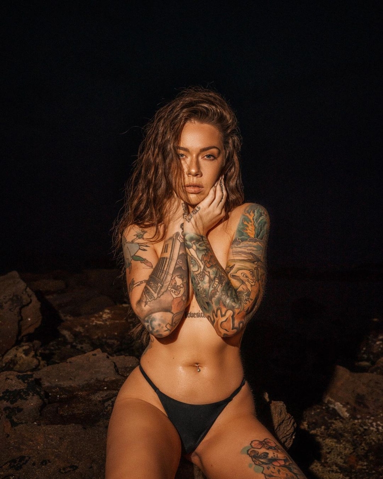 热门澳大利亚纹身美女艾米丽·拉克汉