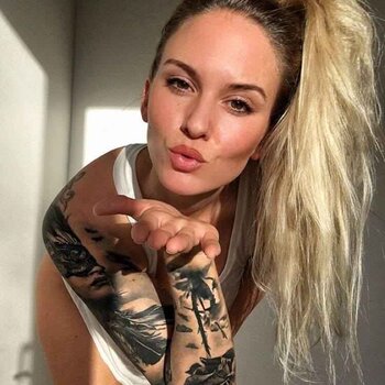 纹身模特 Natasha Thomsen