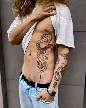 从艺术史到墨迹：萨斯基娅·帕特里奇如何重新定义精细线 tattoo