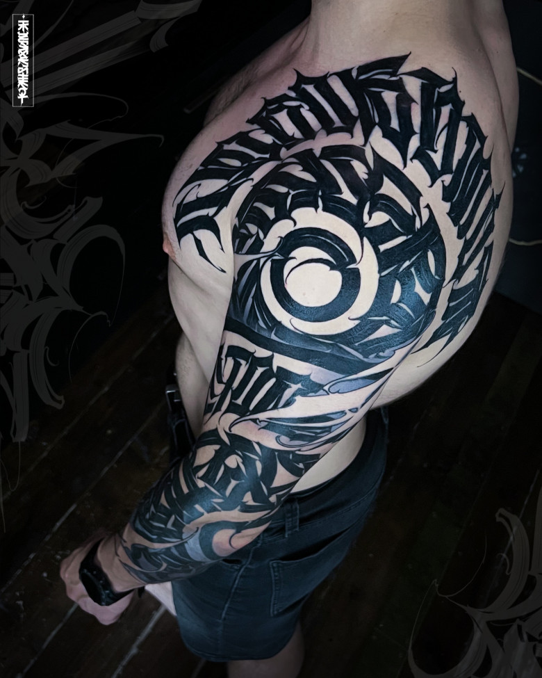tattoo inscription - sleeve of the names of the wife and children - tattoo artist Igor Klimin